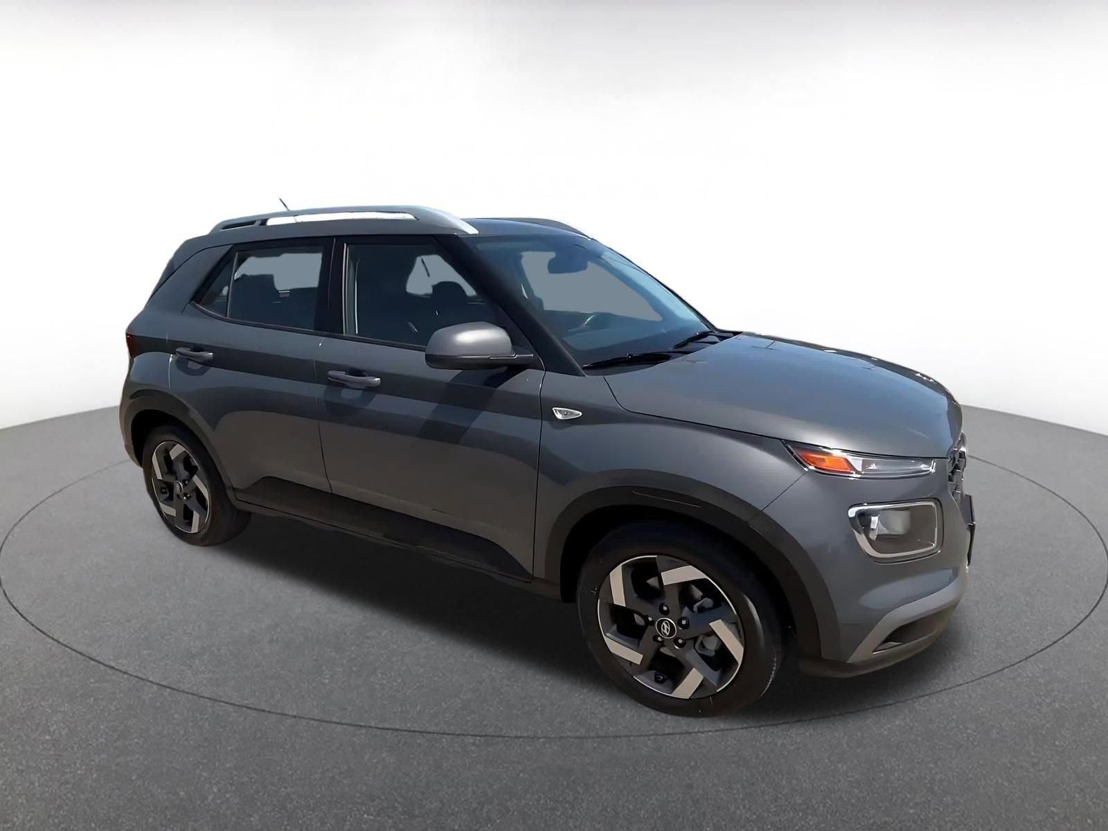Used 2025 Hyundai Venue SEL image 2
