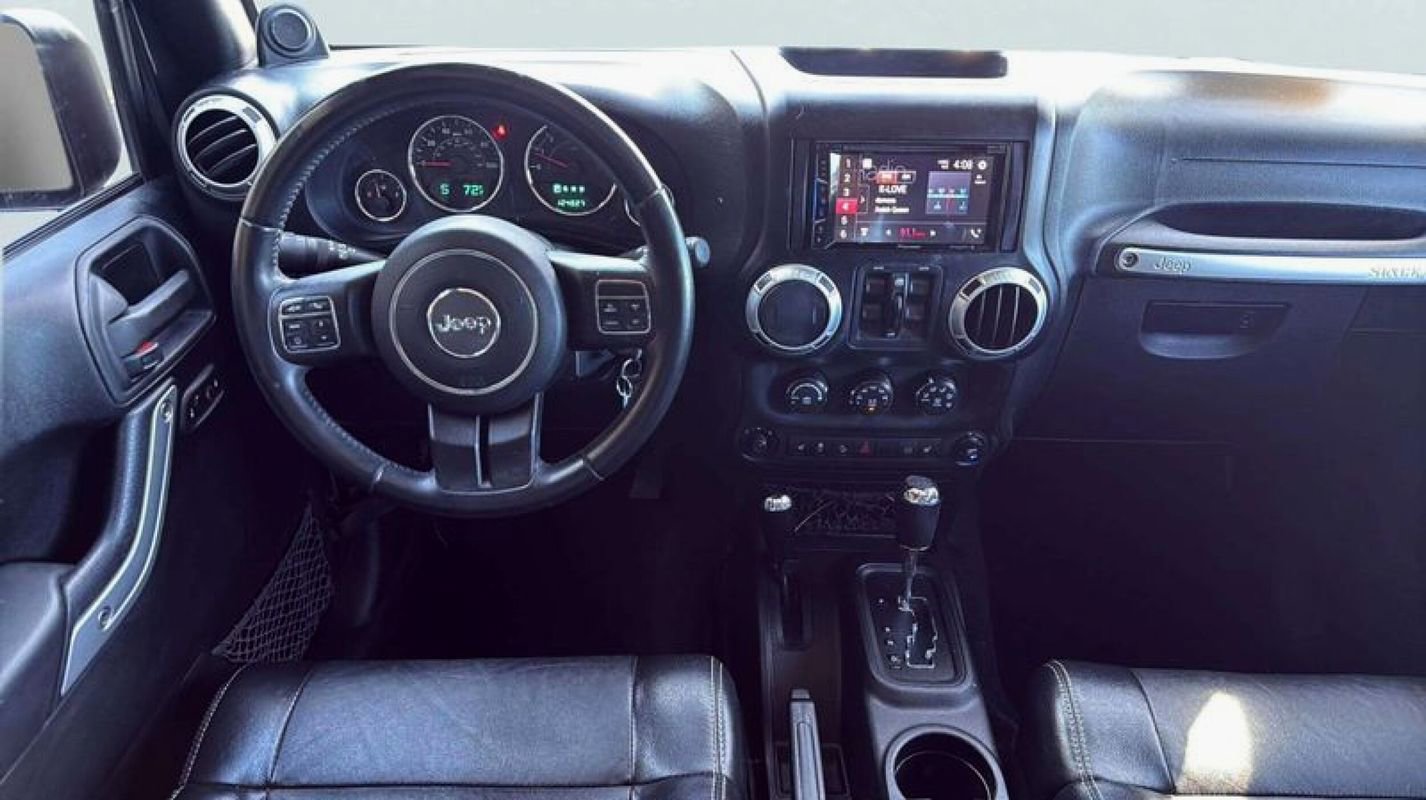 Used 2012 Jeep Wrangler Unlimited Rubicon w/ Connectivity Group image 12