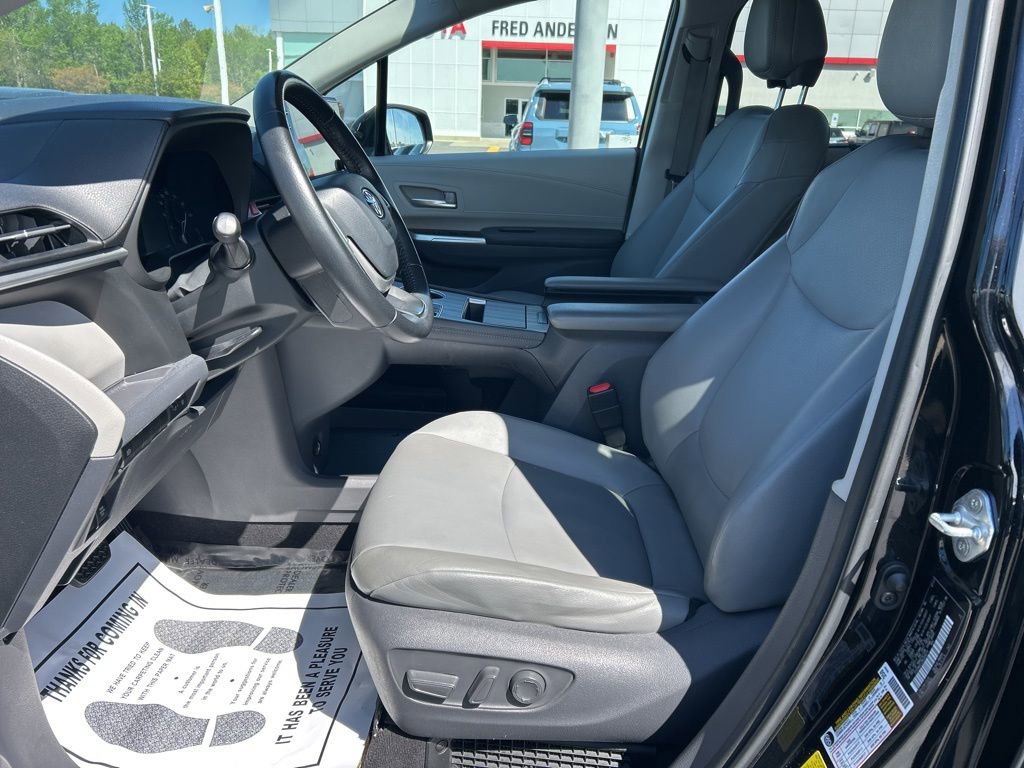 Used 2021 Toyota Sienna XLE image 2