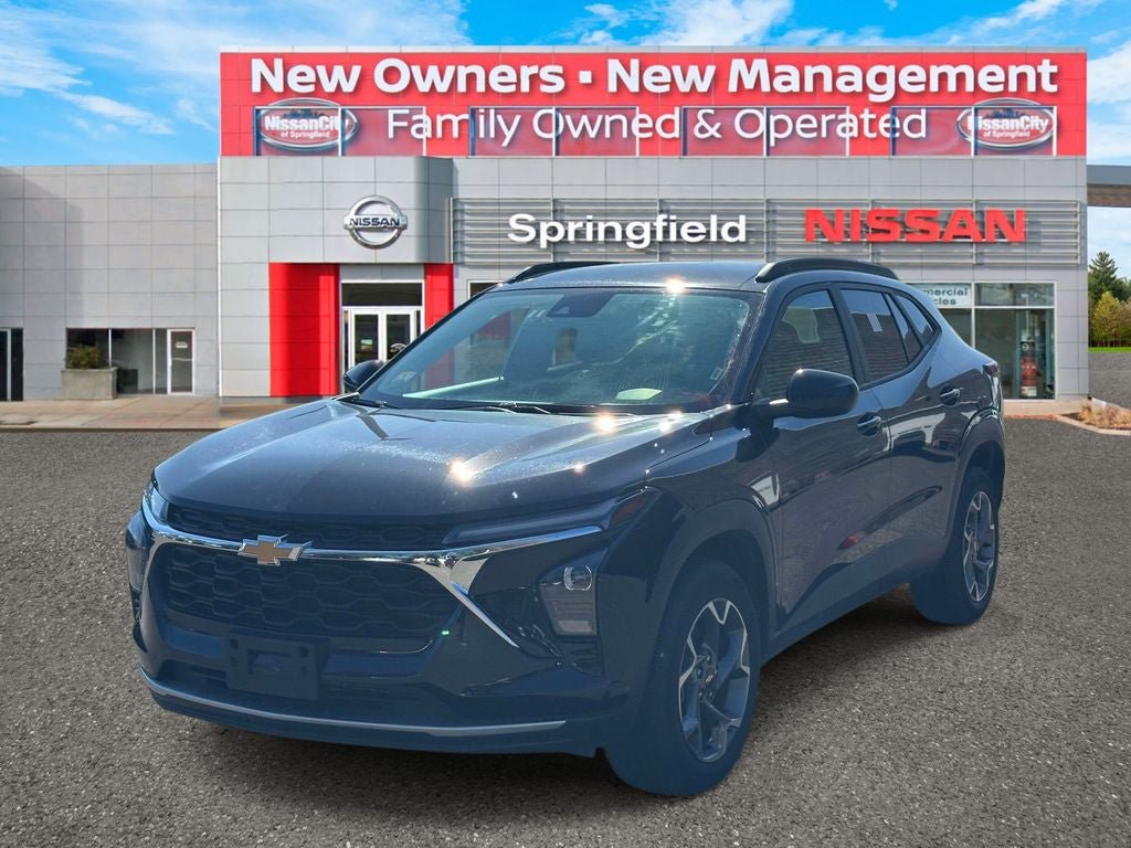 Used 2025 Chevrolet Trax LT w/ LT Convenience Package FWD image 2