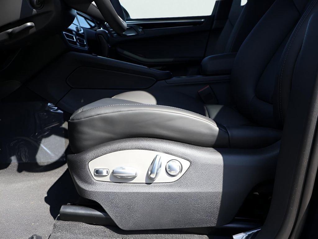 Certified 2025 Porsche Macan image 34