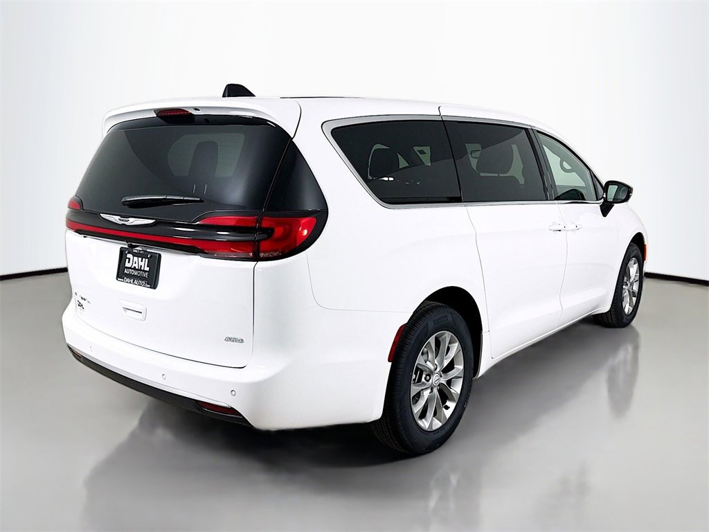 New 2026 Chrysler Pacifica Select image 9