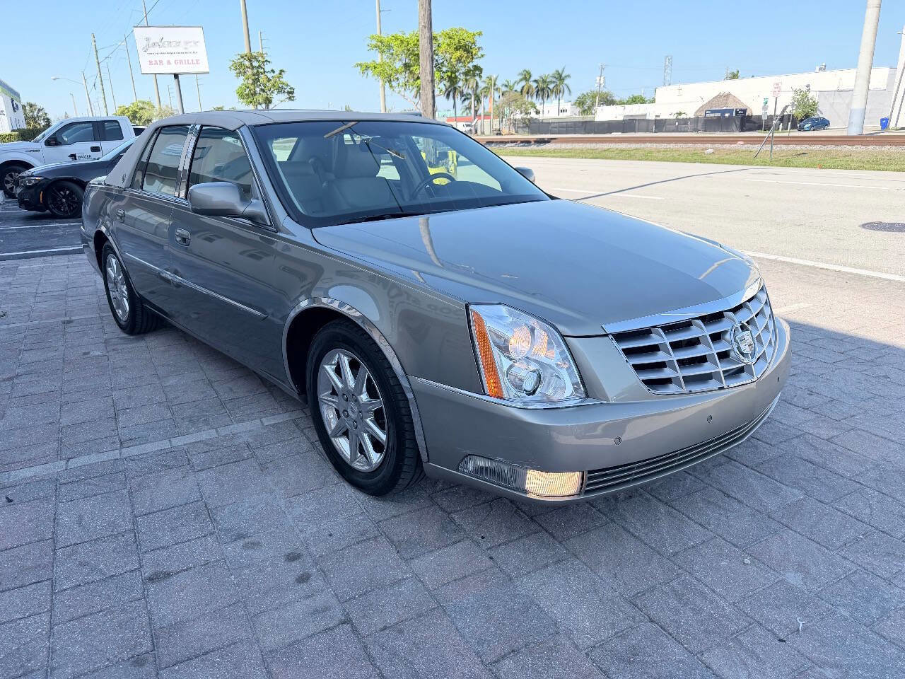 Used 2010 Cadillac DTS Luxury FWD image 2