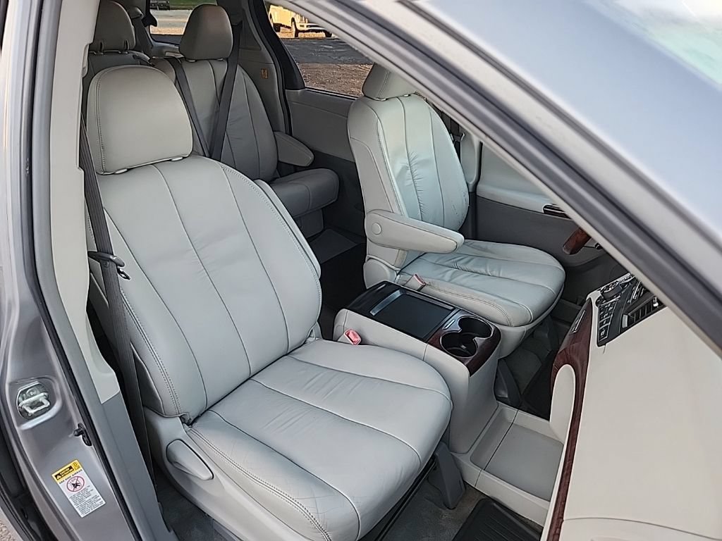 Used 2011 Toyota Sienna XLE FWD image 39