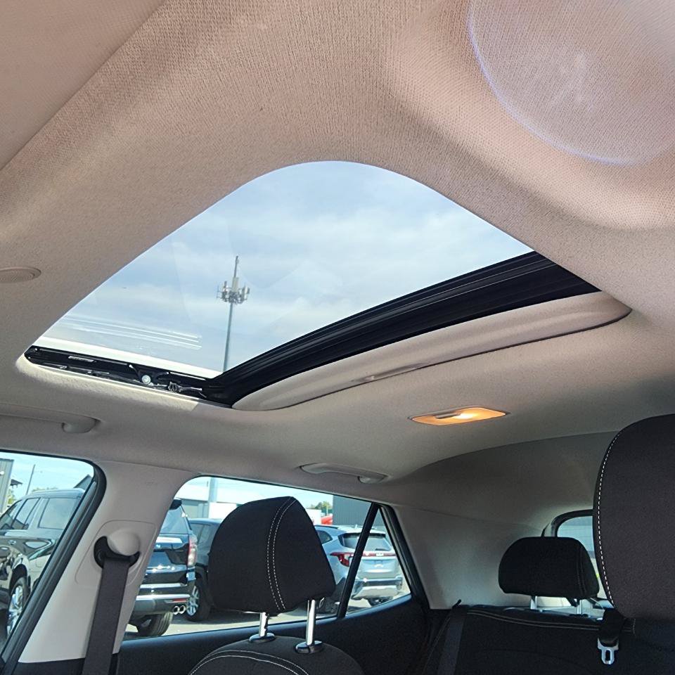 Used 2022 Hyundai Venue SEL w/ Cargo Package FWD image 7