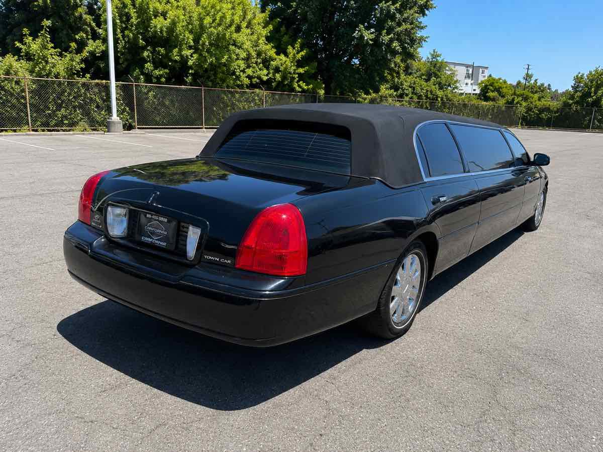 Used 2005 Lincoln Town Car Executive RWD image 4
