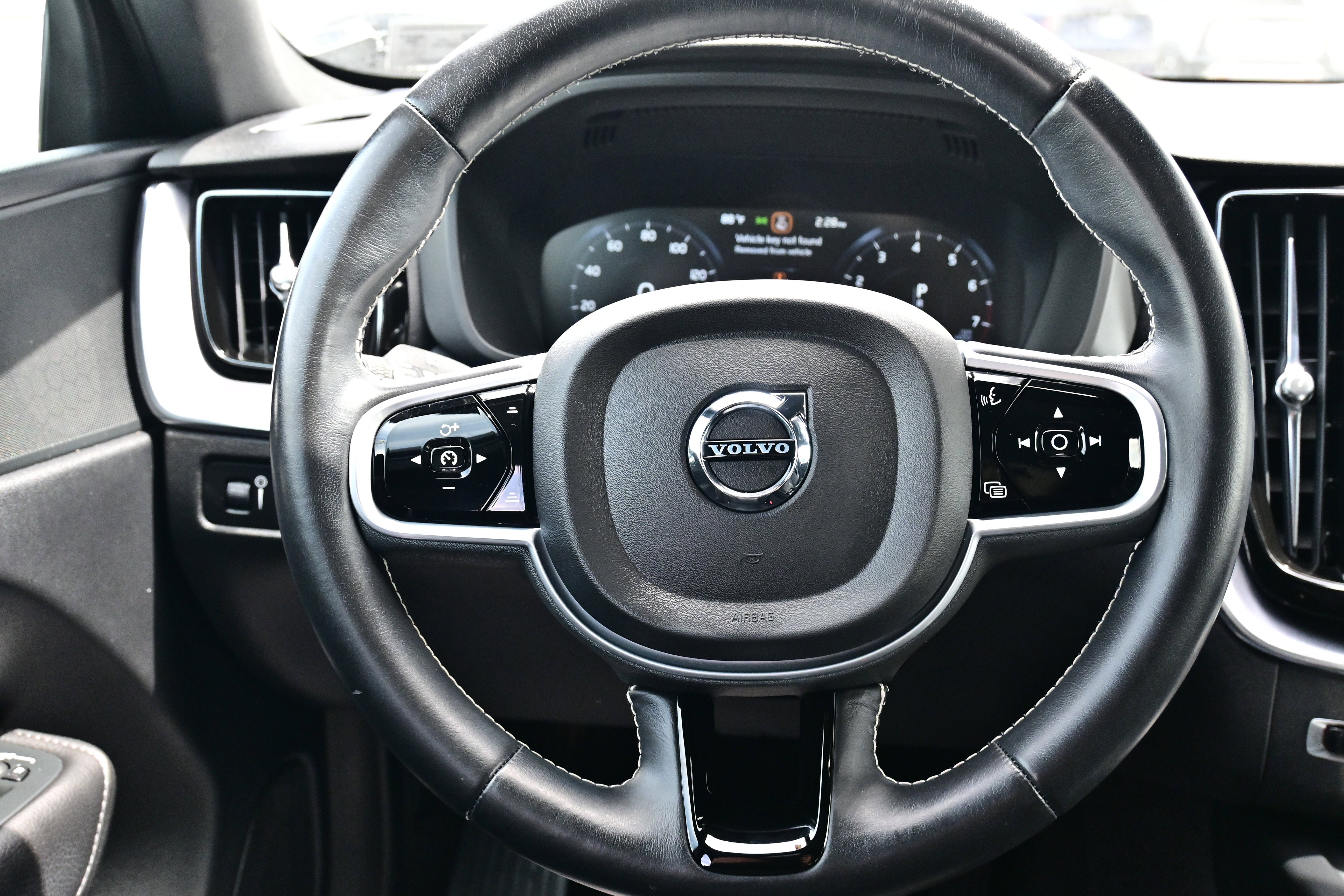 Used 2020 Volvo XC60 T6 Momentum w/ Protection Package AWD/4WD image 17