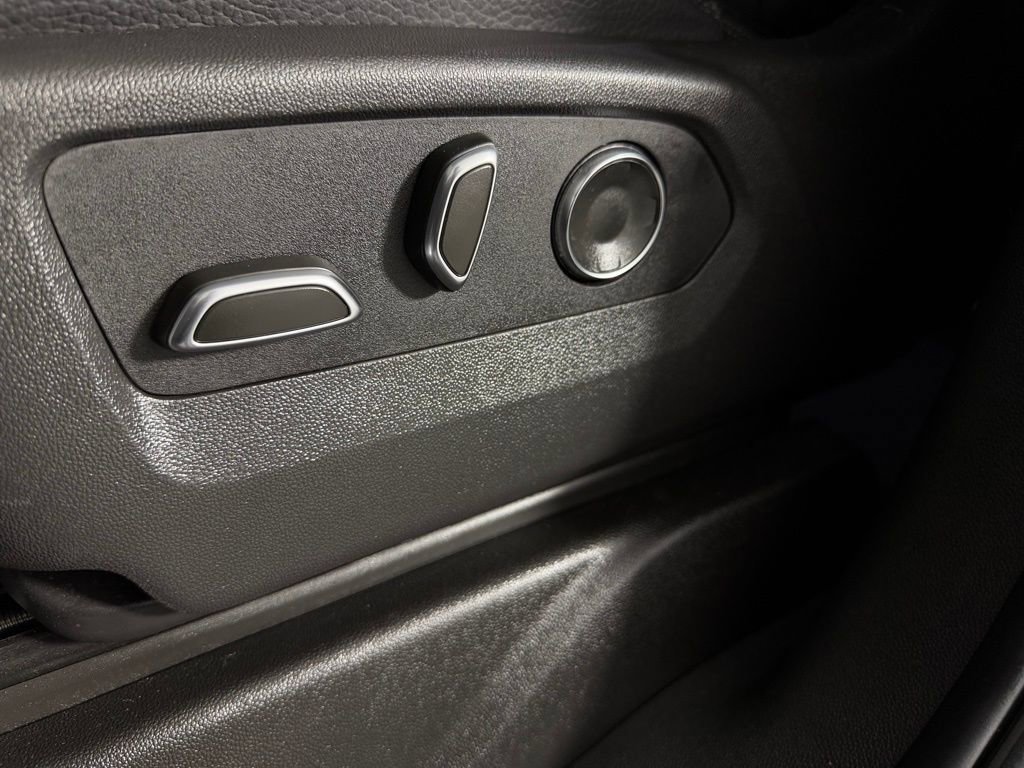 Used 2025 GMC Yukon XL Denali image 25