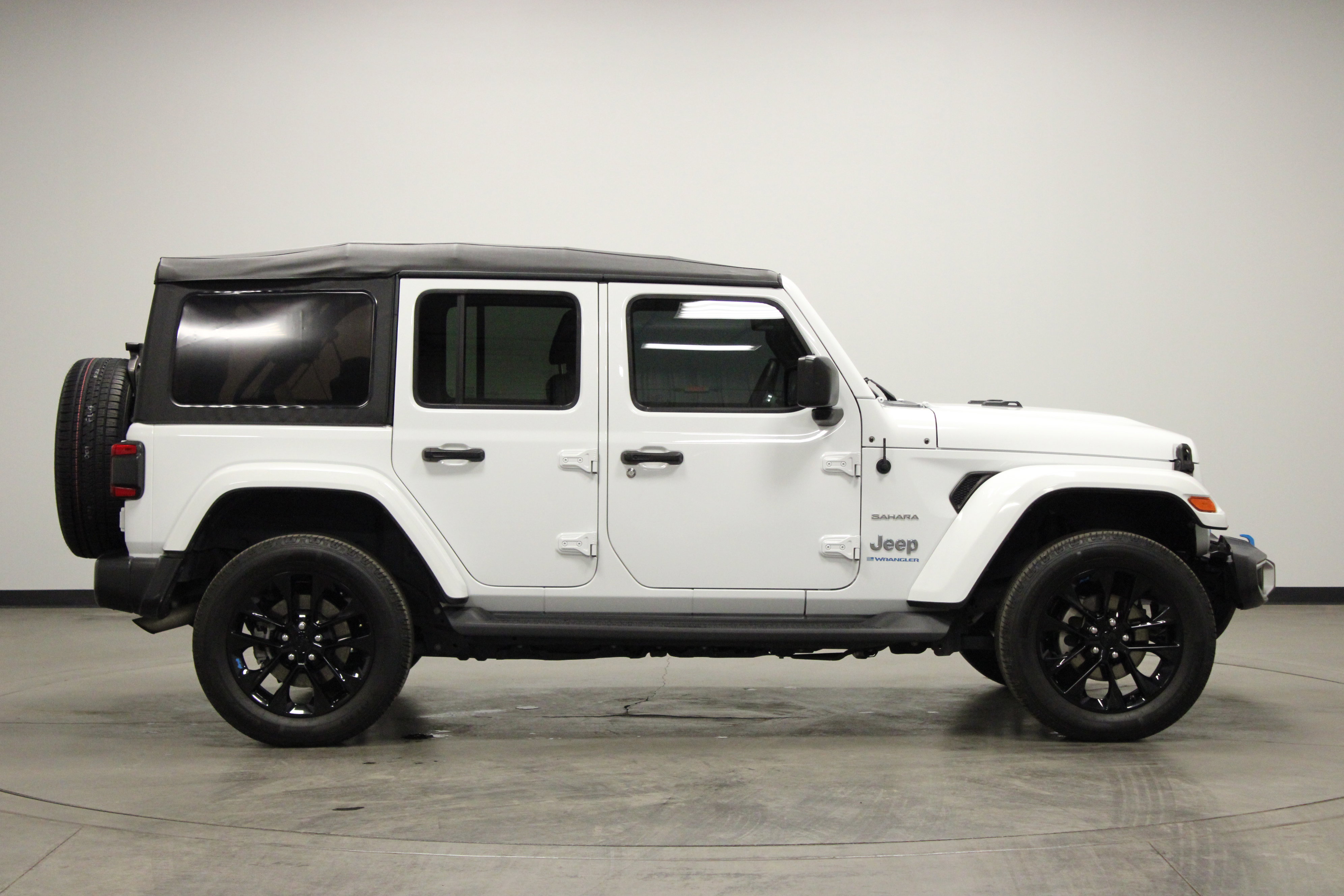 Used 2023 Jeep Wrangler Sahara image 9
