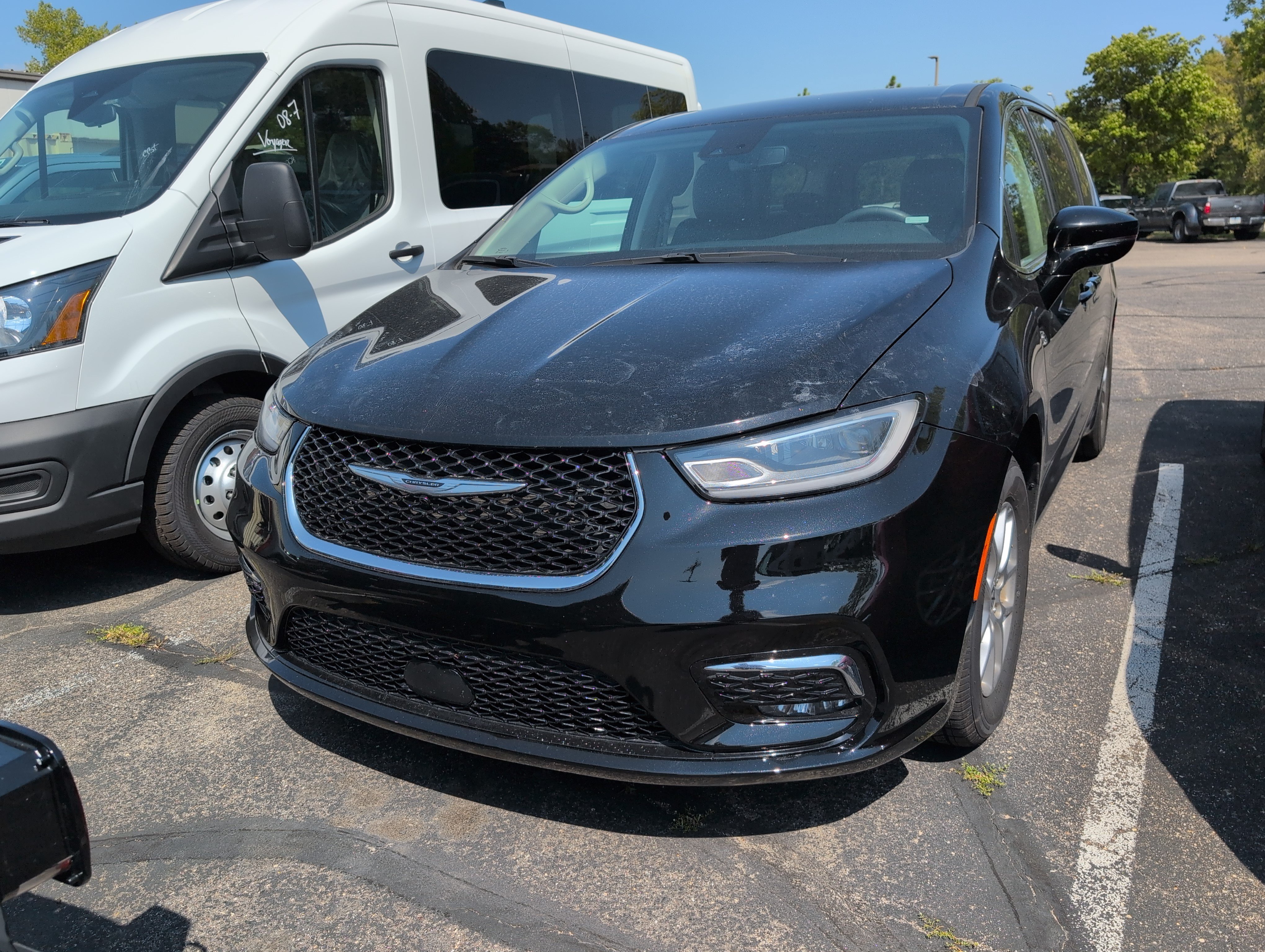 Used 2024 Chrysler Pacifica Touring-L FWD image 2