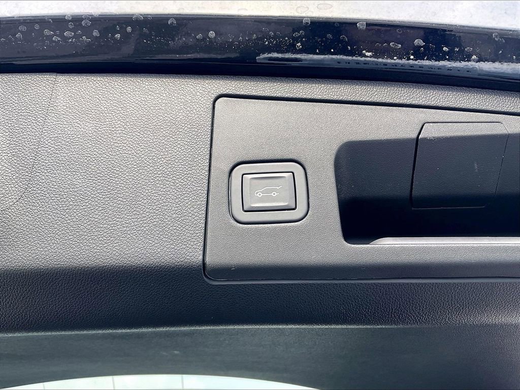 Used 2025 Cadillac XT4 Premium Luxury image 34