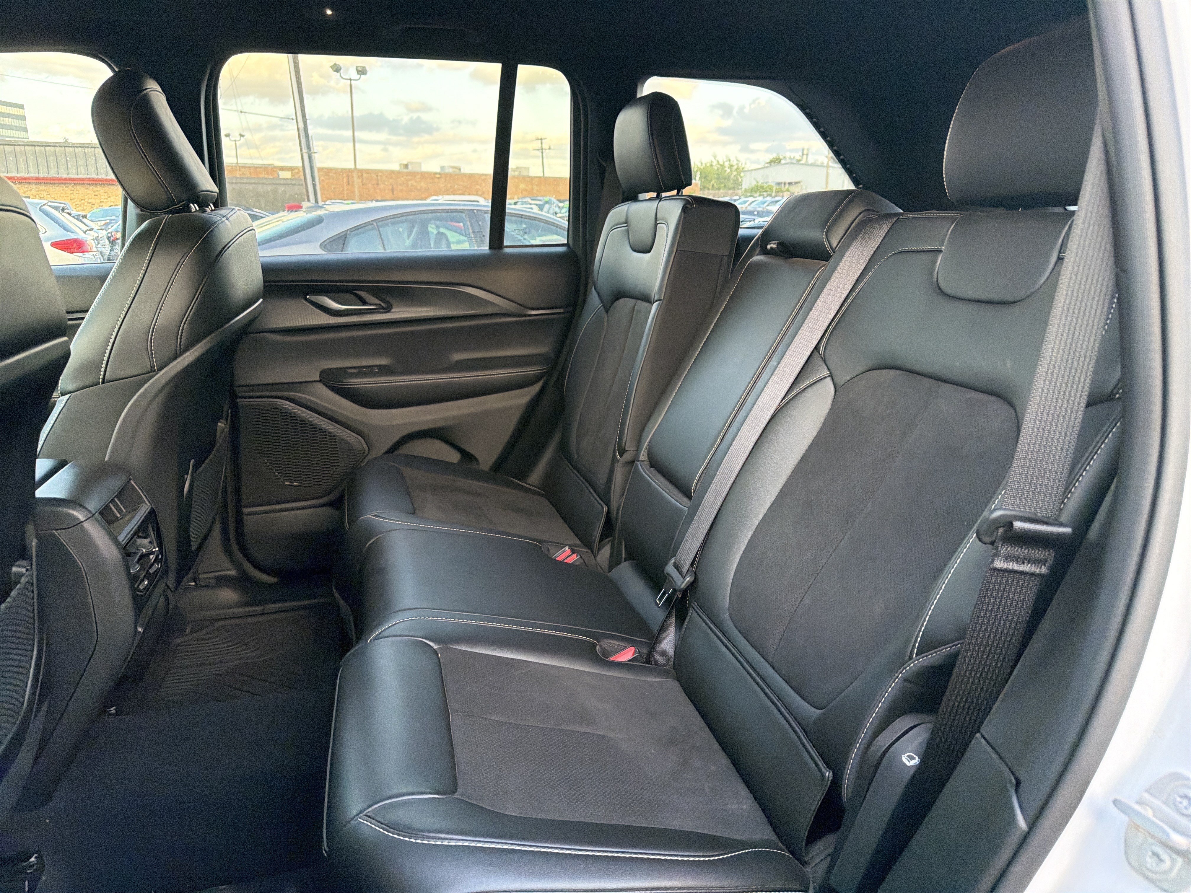 Used 2024 Jeep Grand Cherokee Altitude AWD/4WD image 23