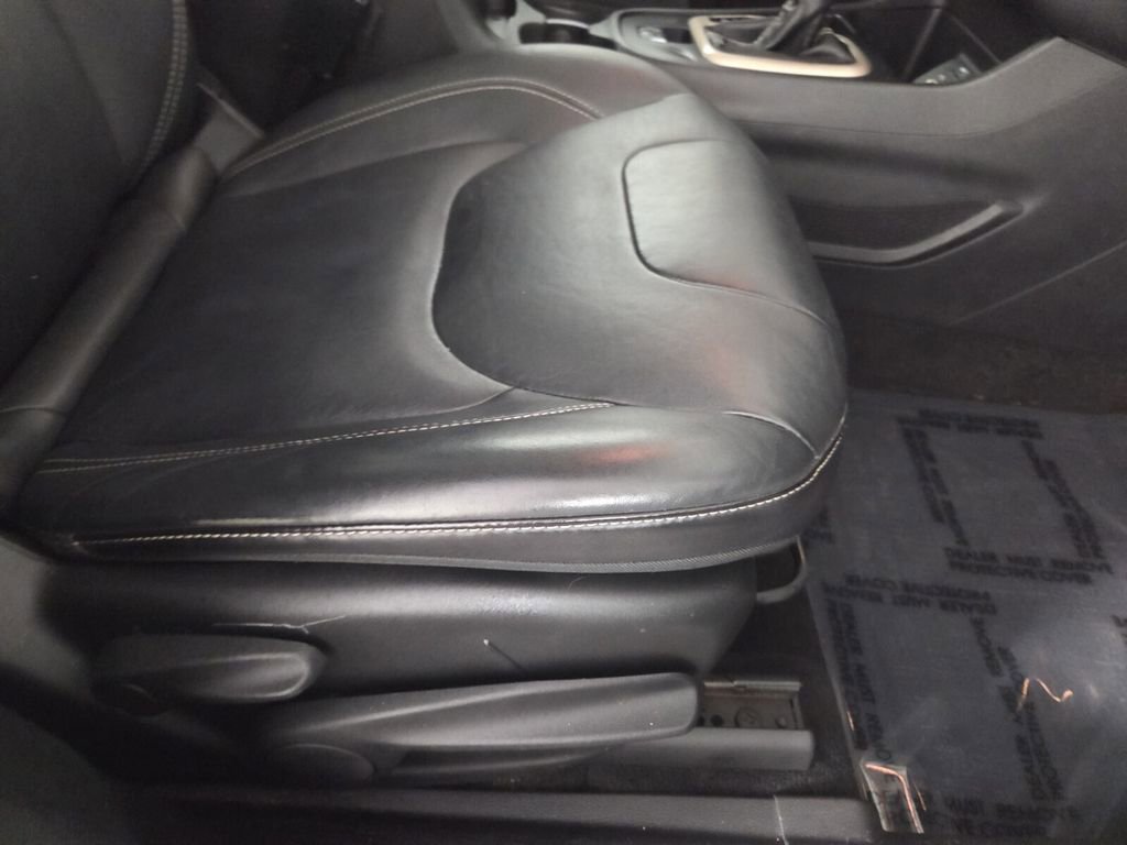 Used 2015 Jeep Cherokee Limited image 31