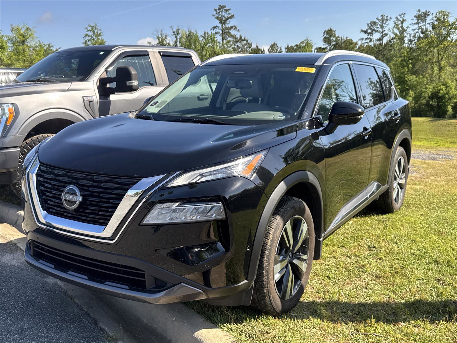 Used 2023 Nissan Rogue SL w/ SL Premium Package image 4