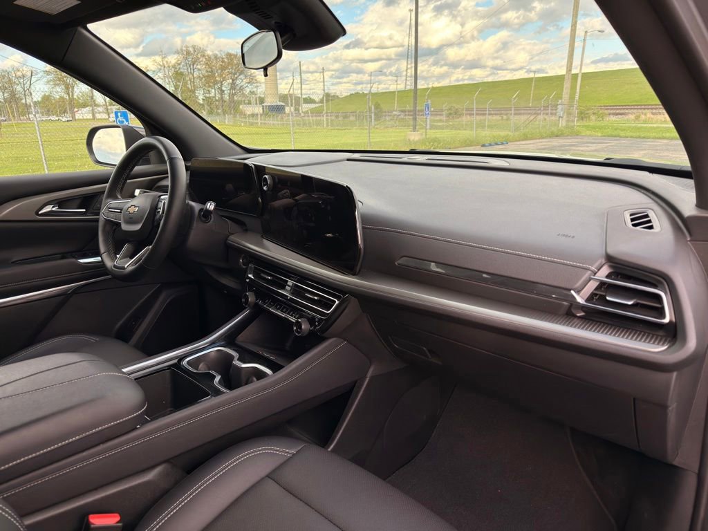 Used 2025 Chevrolet Traverse LT AWD/4WD image 34