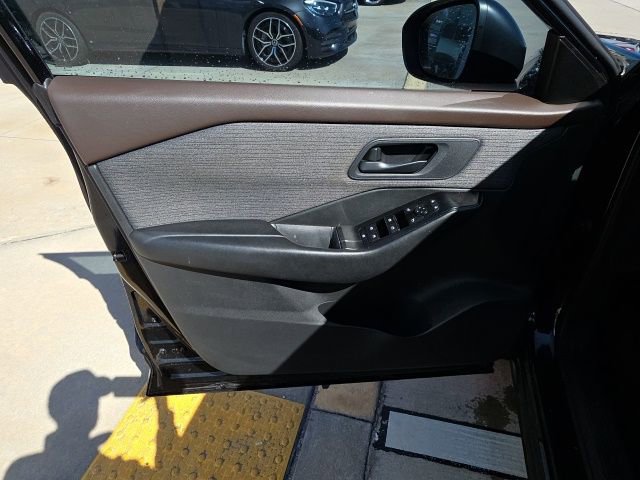 Used 2023 Nissan Rogue S image 11