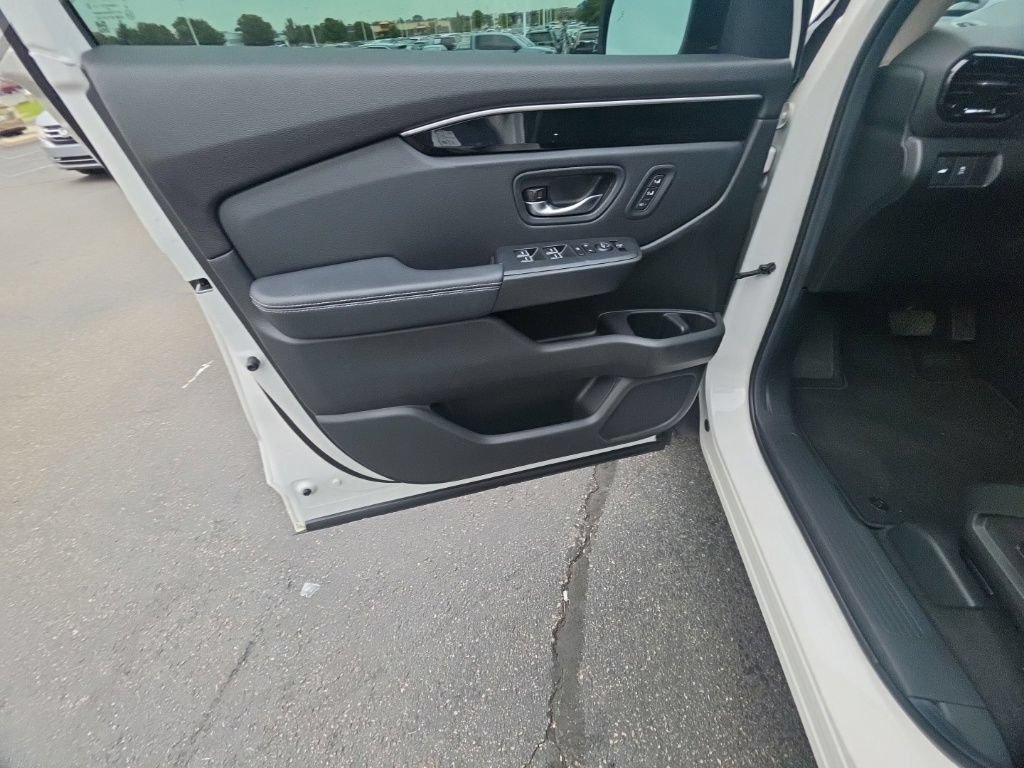 Used 2025 Honda Pilot Touring image 13