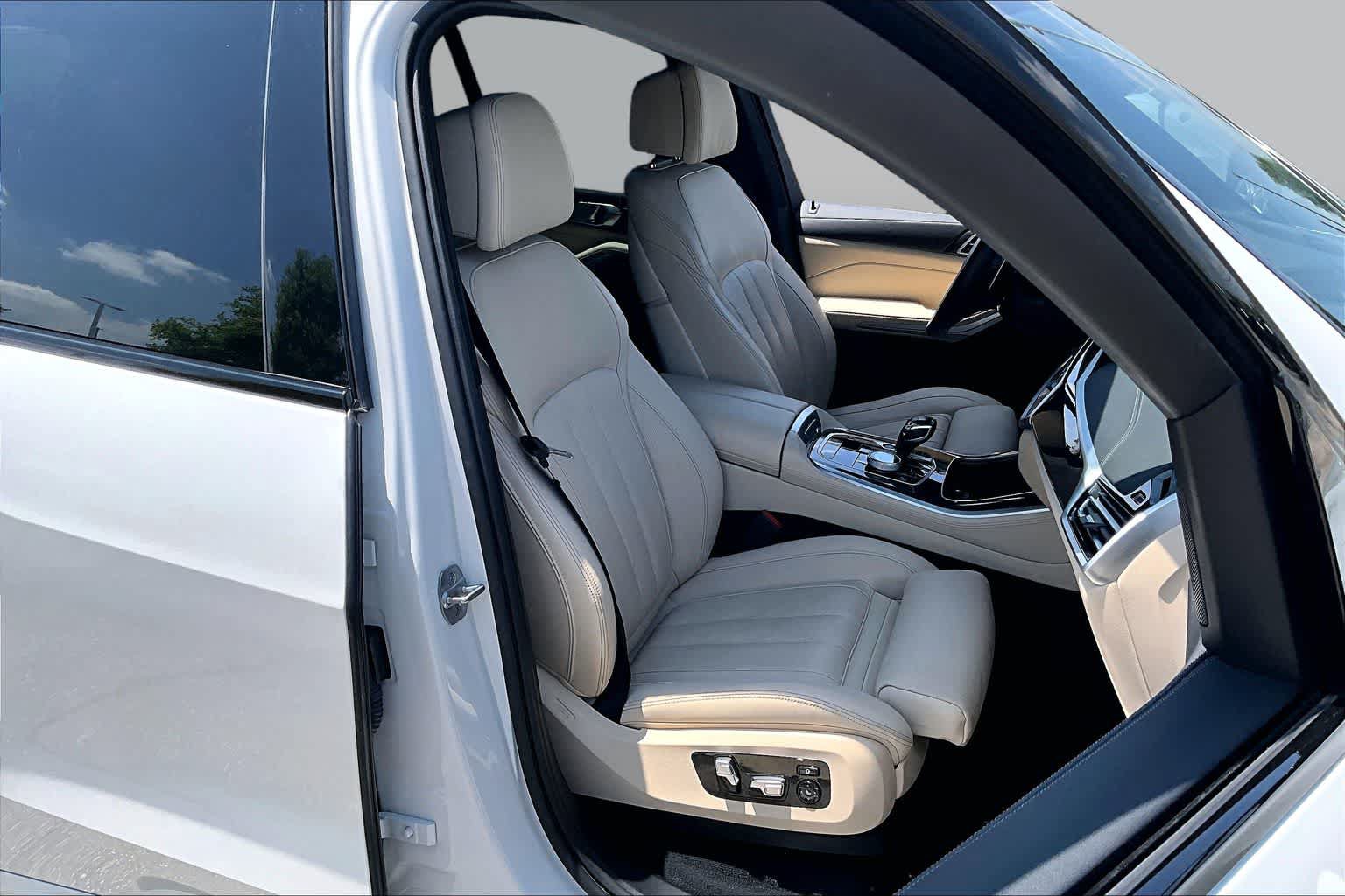 Used 2022 BMW X5 sDrive40i w/ M Sport Package RWD image 9