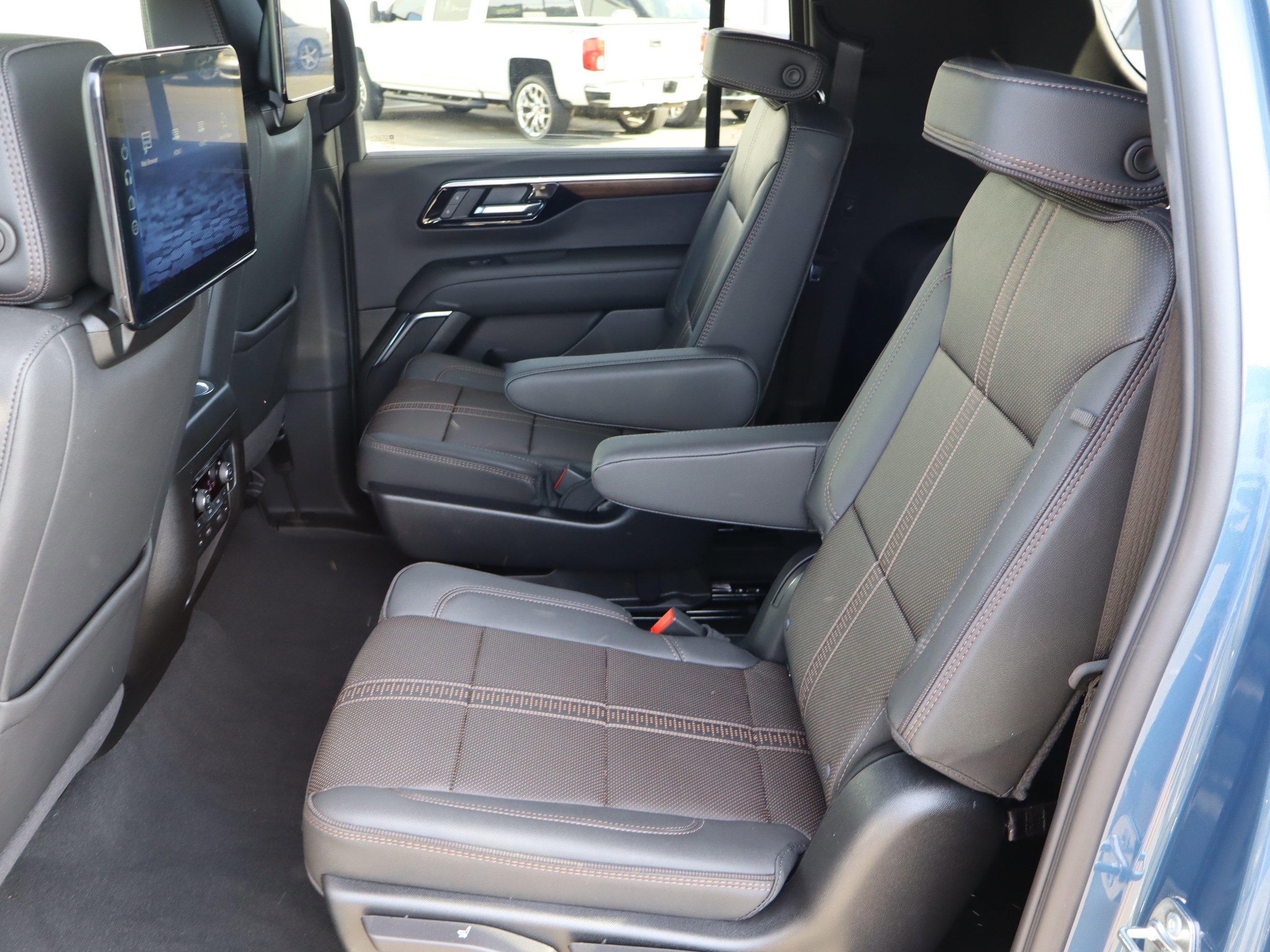 Used 2026 Chevrolet Suburban High Country AWD/4WD image 35