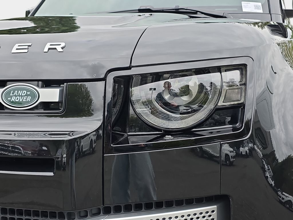Certified 2025 Land Rover Defender 110 S AWD/4WD image 32