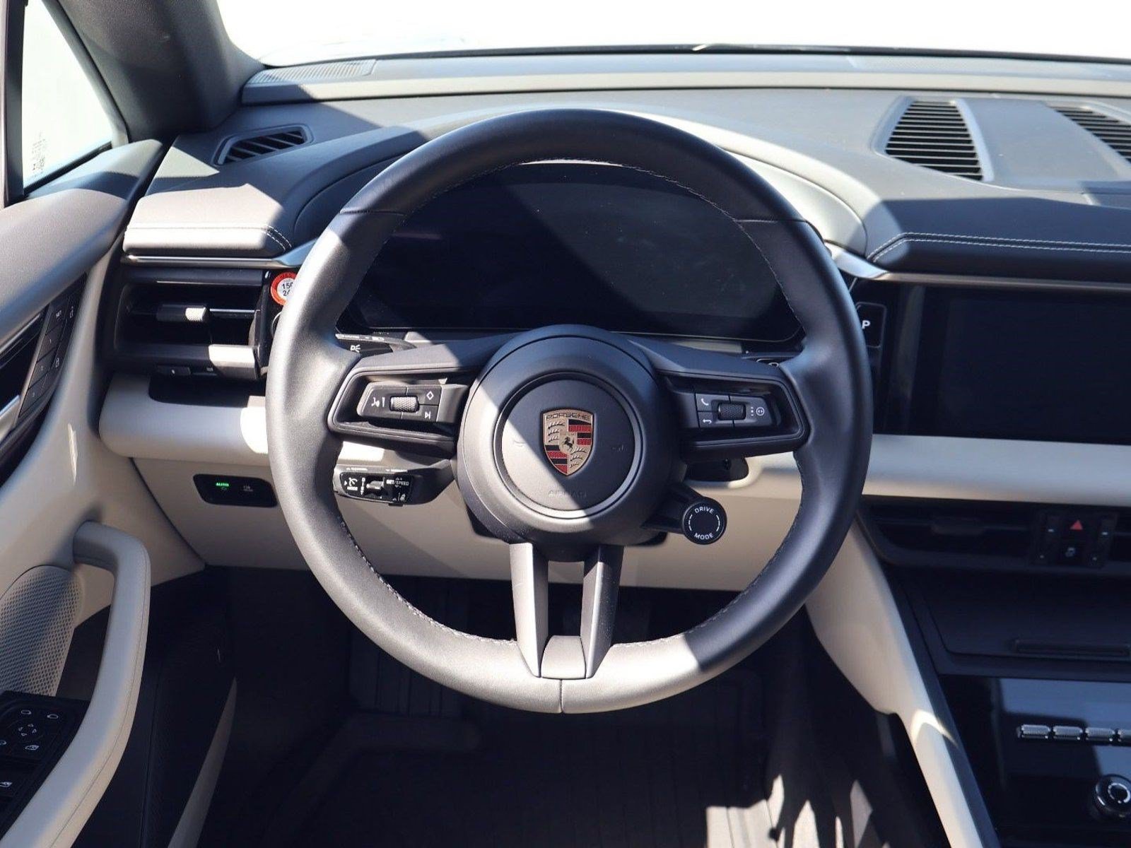 Certified 2025 Porsche Macan Electric RWD image 15