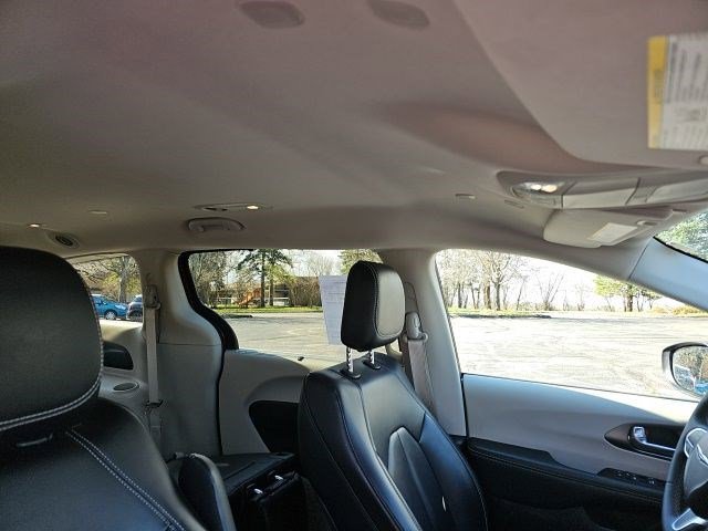 Used 2023 Chrysler Pacifica Touring-L image 13