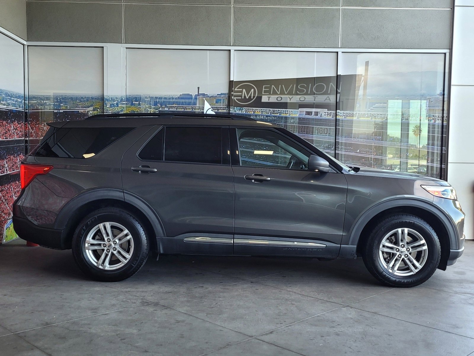 Used 2020 Ford Explorer XLT w/ Comfort Package image 4