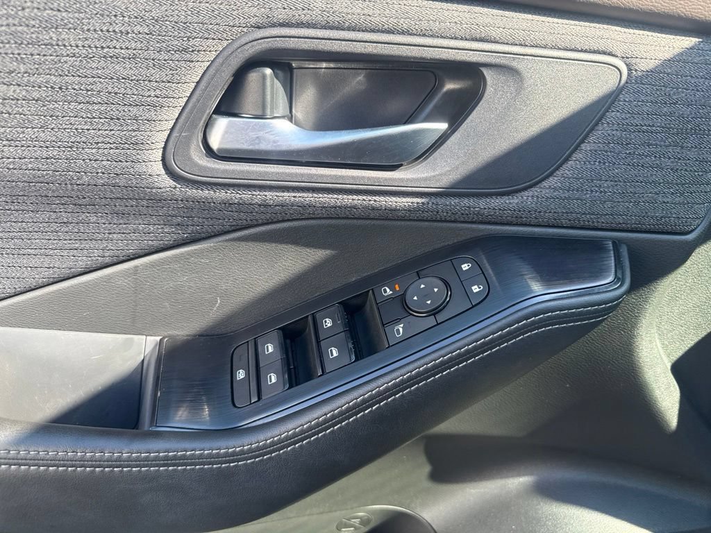 Used 2023 Nissan Rogue SV AWD/4WD image 11
