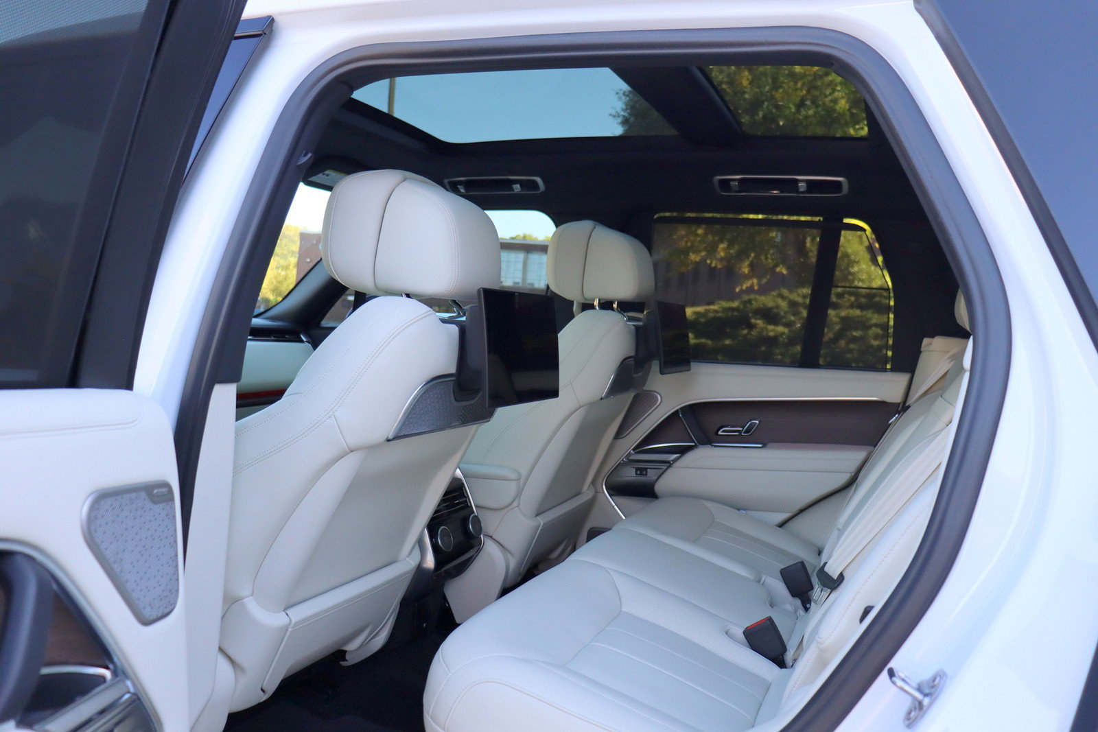 Used 2025 Land Rover Range Rover Autobiography AWD/4WD image 13