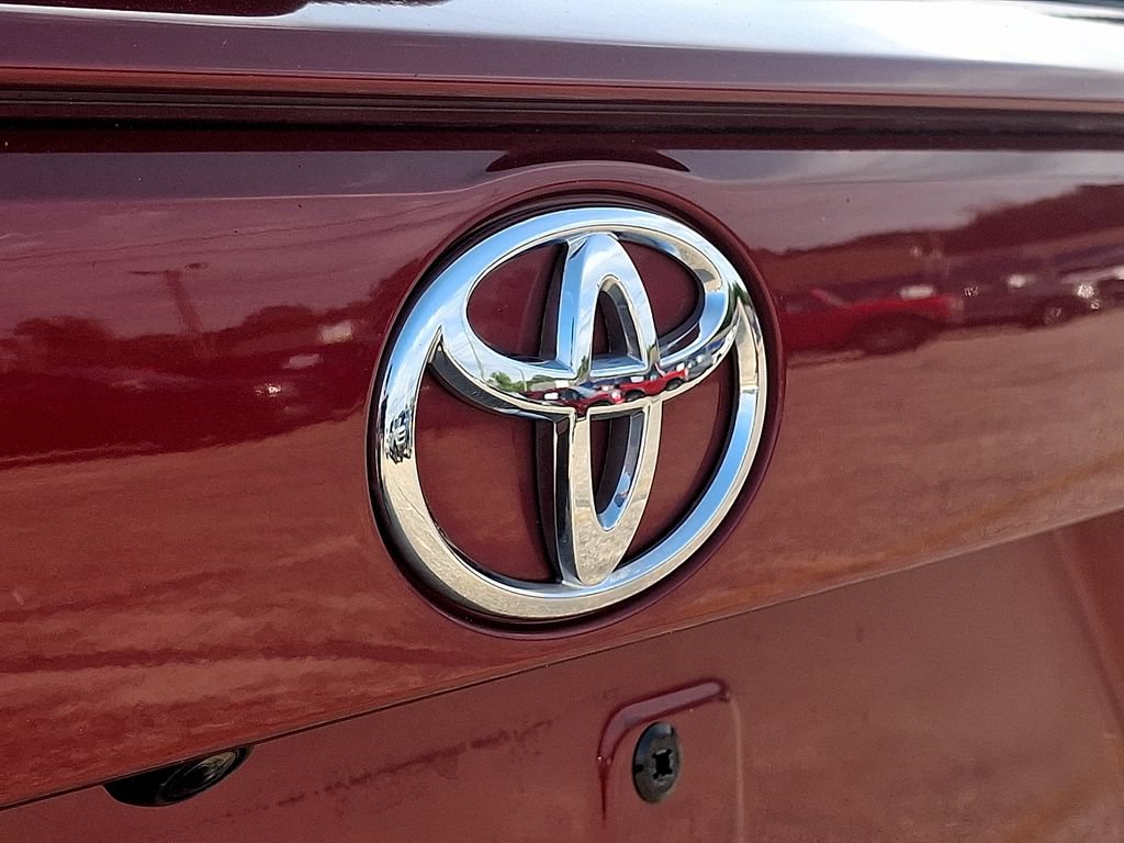 Used 2021 Toyota RAV4 XLE w/ Convenience Package FWD image 29