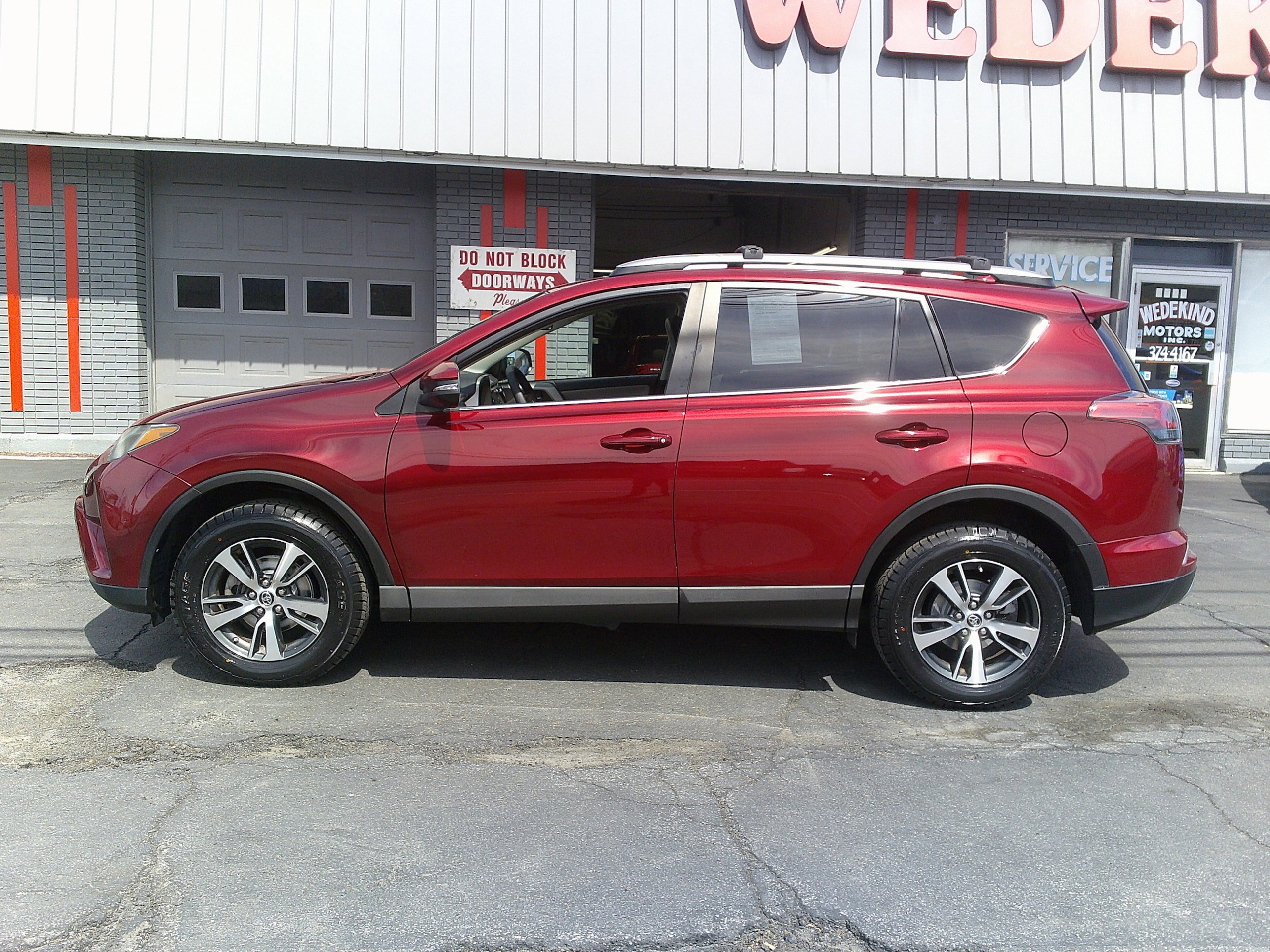 Used 2018 Toyota RAV4 XLE w/ Plus Extra Value Package AWD/4WD image 2