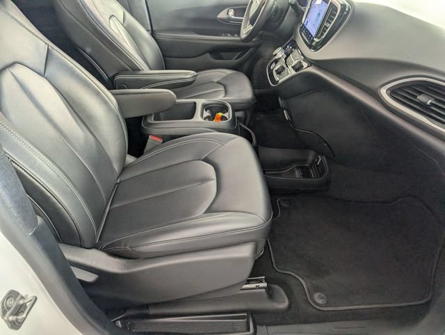 Used 2025 Chrysler Pacifica Select FWD image 30