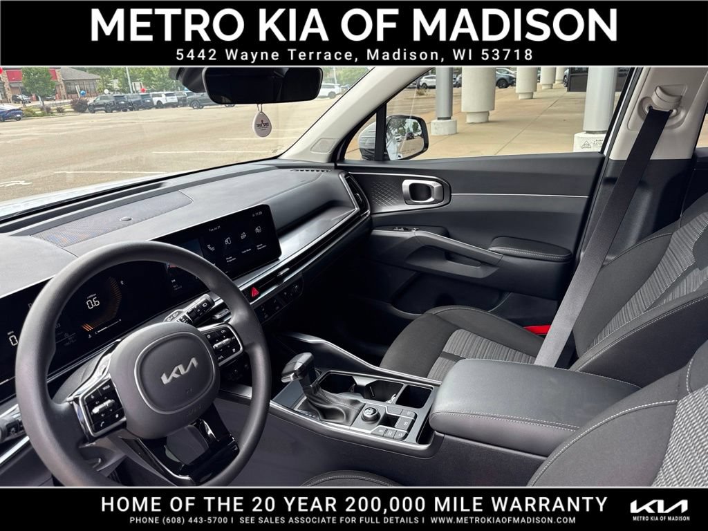 Used 2025 Kia Sorento LX FWD image 14