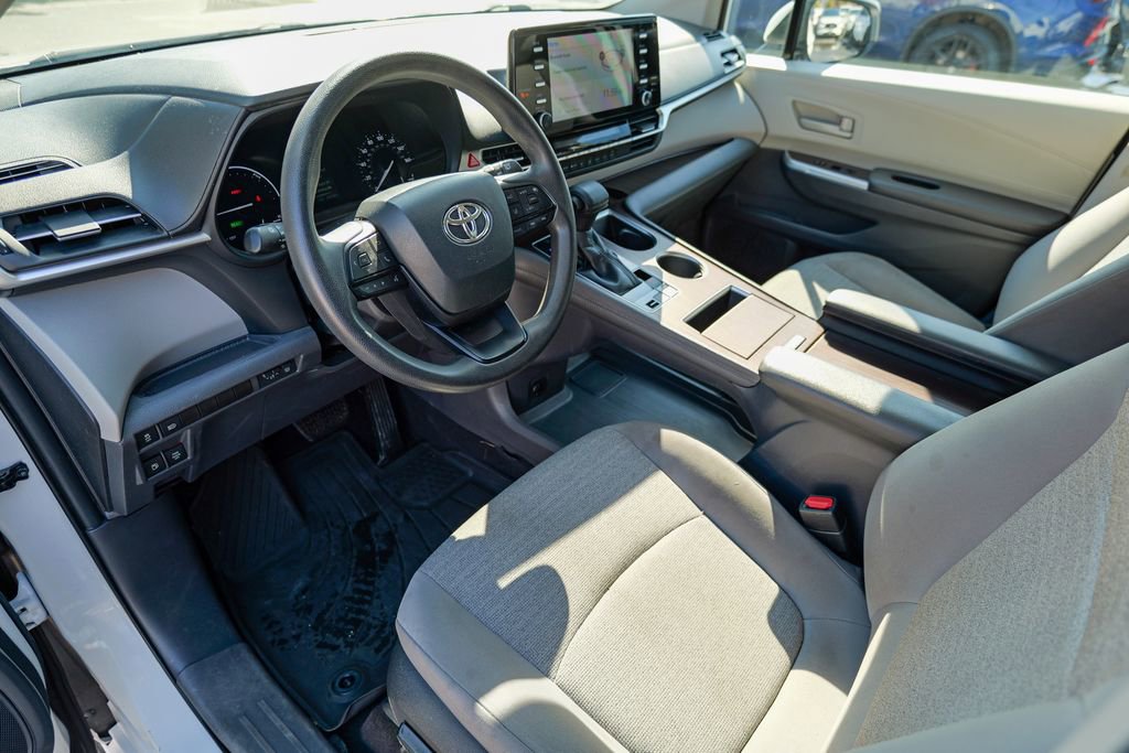 Used 2022 Toyota Sienna LE w/ LE Plus Package image 19