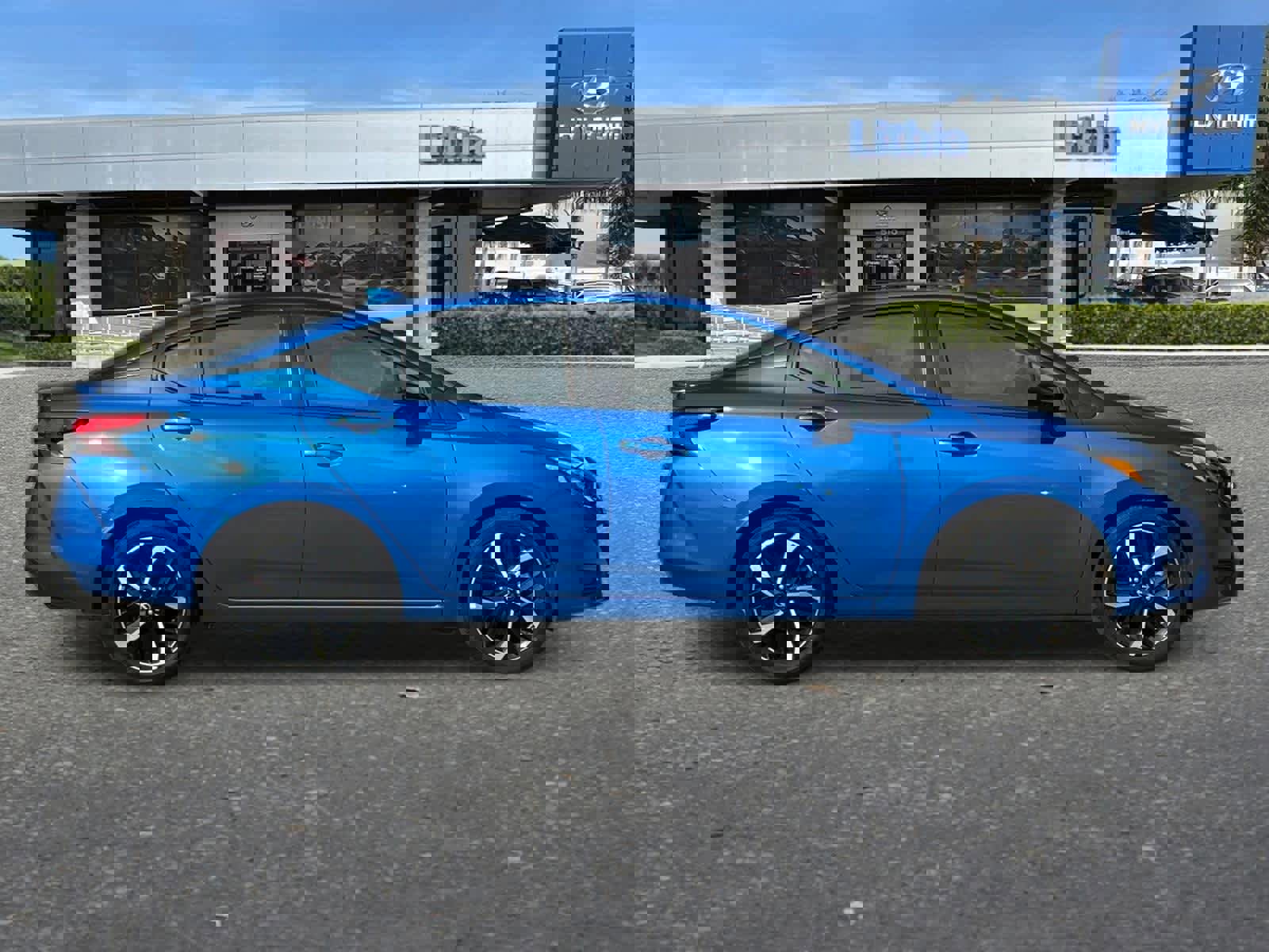 Used 2024 Nissan Versa SR image 9