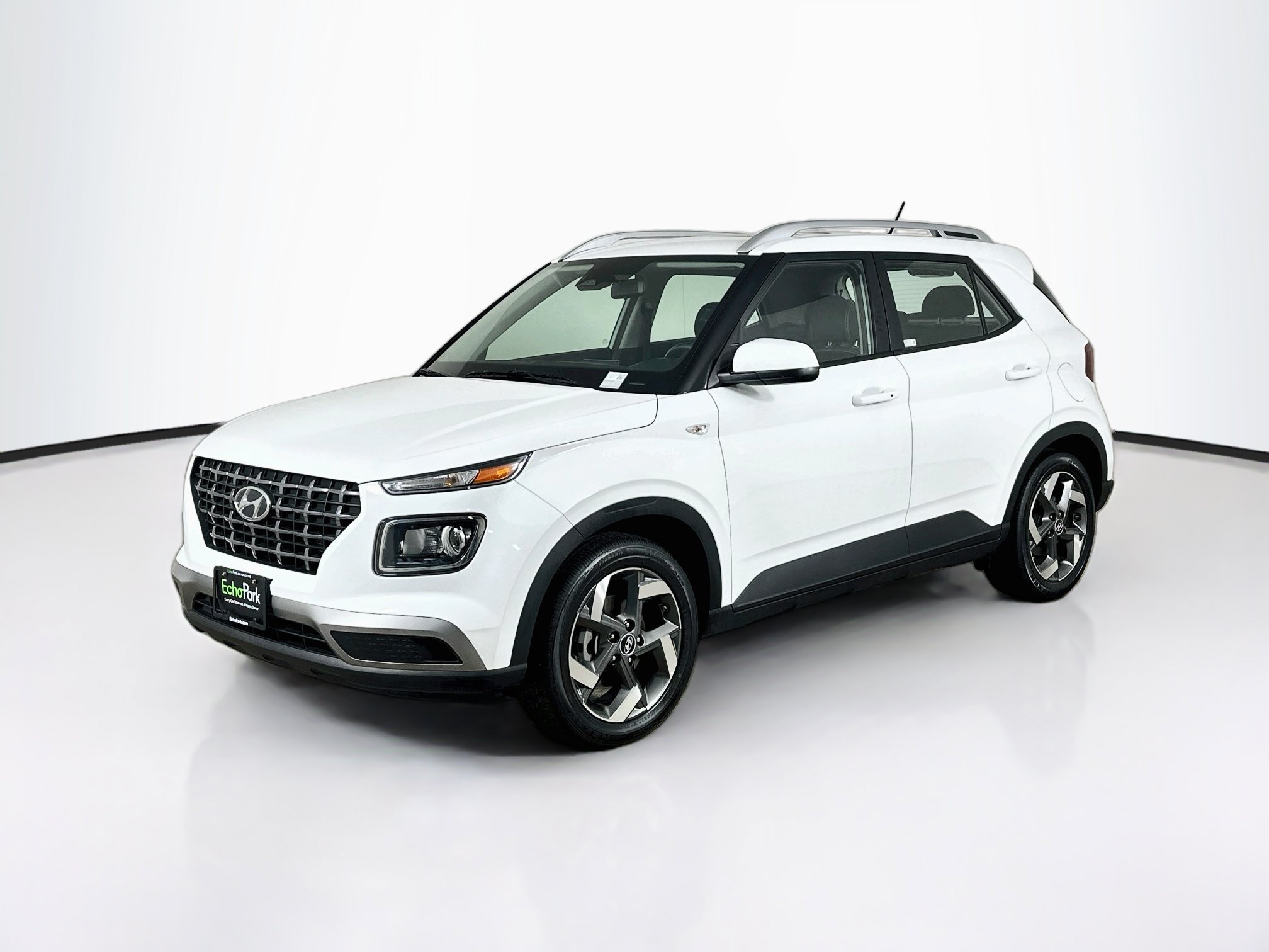 Used 2025 Hyundai Venue SEL FWD image 3