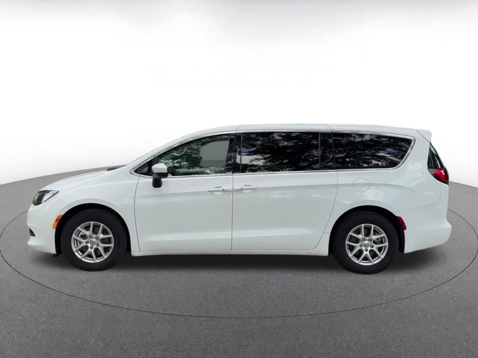 Used 2023 Chrysler Voyager LX FWD image 9