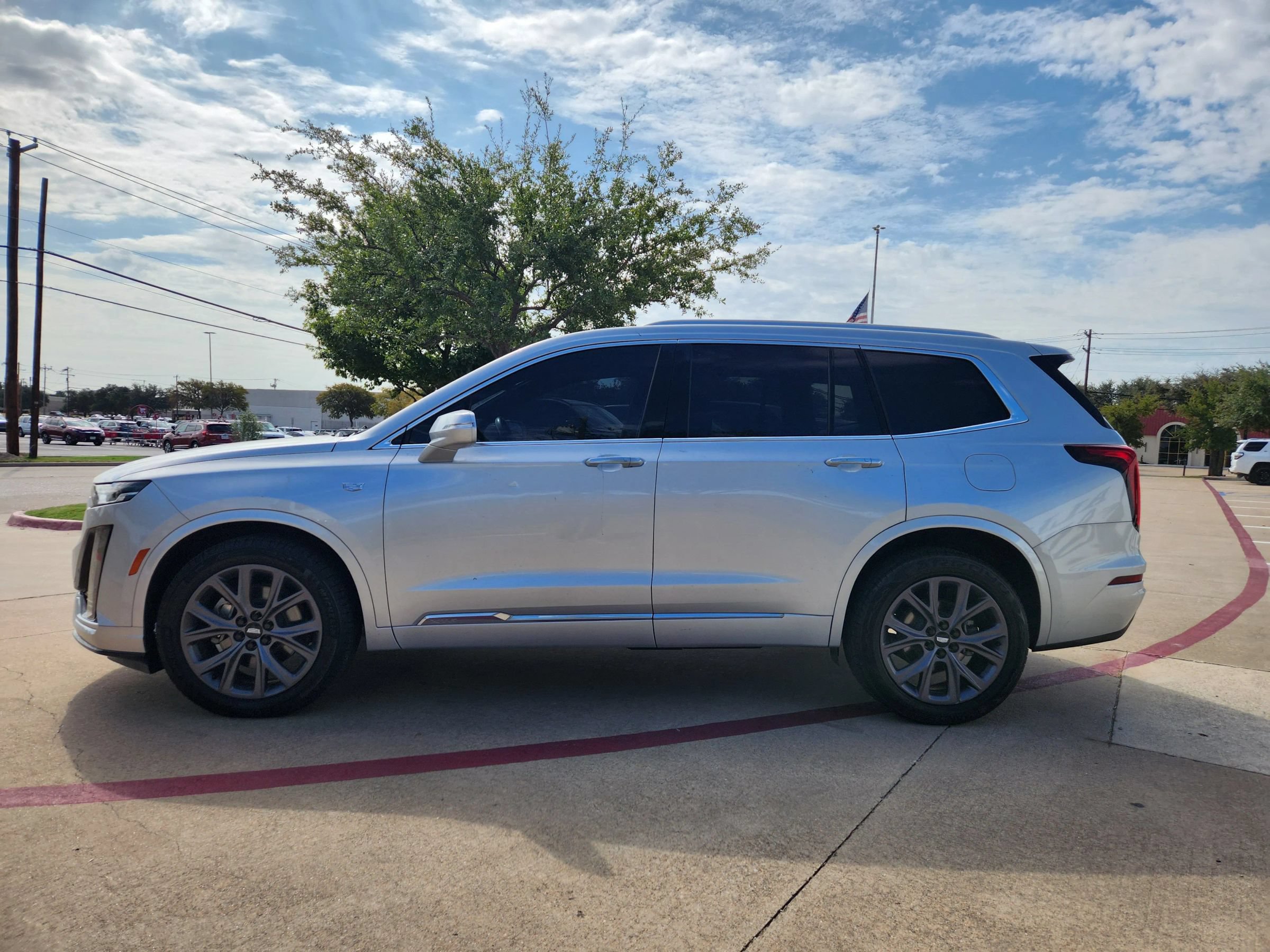 Used 2020 Cadillac XT6 Premium Luxury AWD/4WD image 2