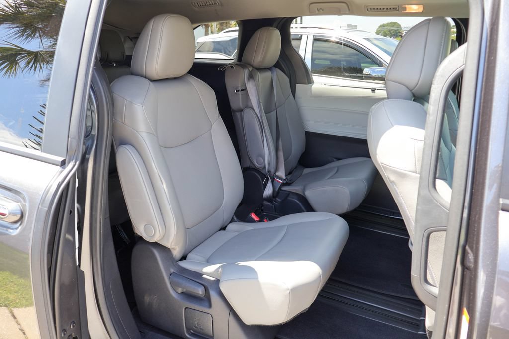 Used 2025 Toyota Sienna XLE FWD image 11