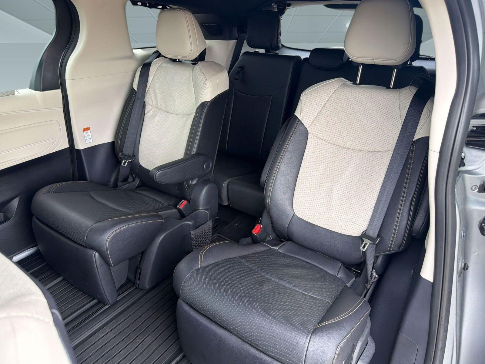 Used 2025 Toyota Sienna Platinum FWD image 25