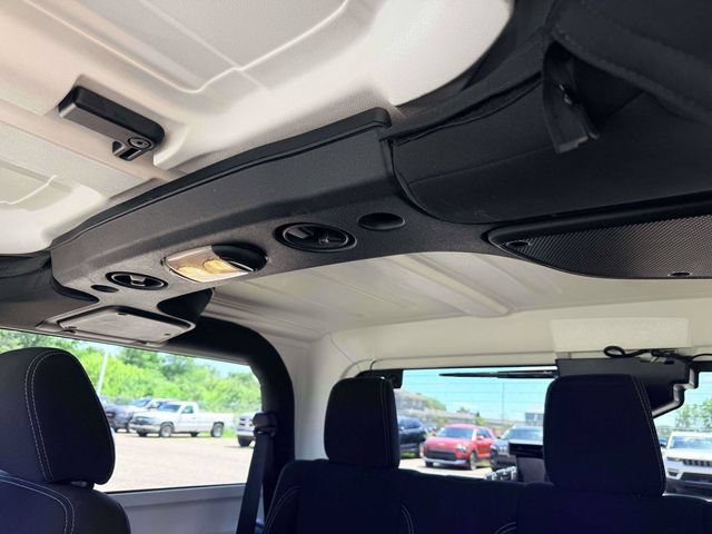 Used 2015 Jeep Wrangler Sahara w/ Connectivity Group AWD/4WD image 18