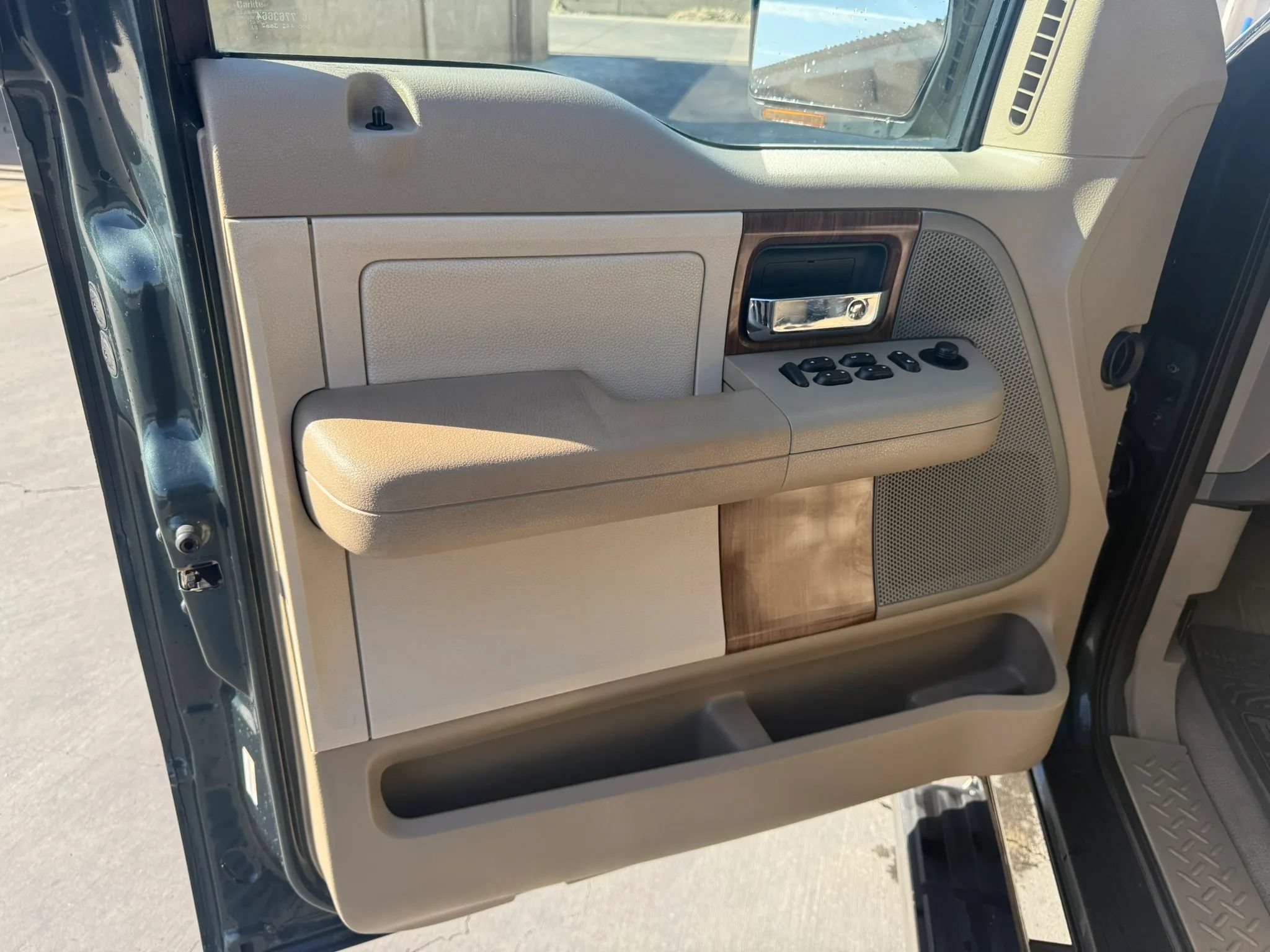 Used 2004 Ford F150 Lariat RWD image 17