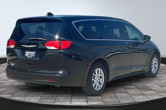 Used 2023 Chrysler Voyager LX FWD image 6