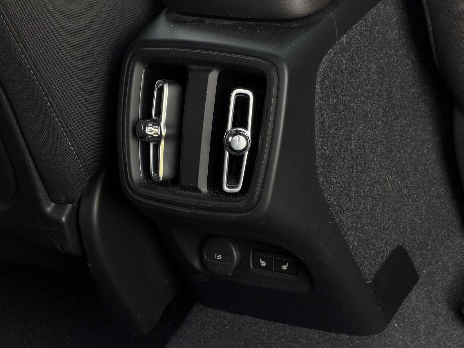 Used 2024 Volvo XC40 B5 Core image 23