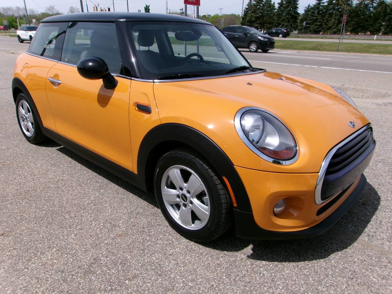 Used 2018 MINI Cooper 2-Door Hardtop FWD image 2