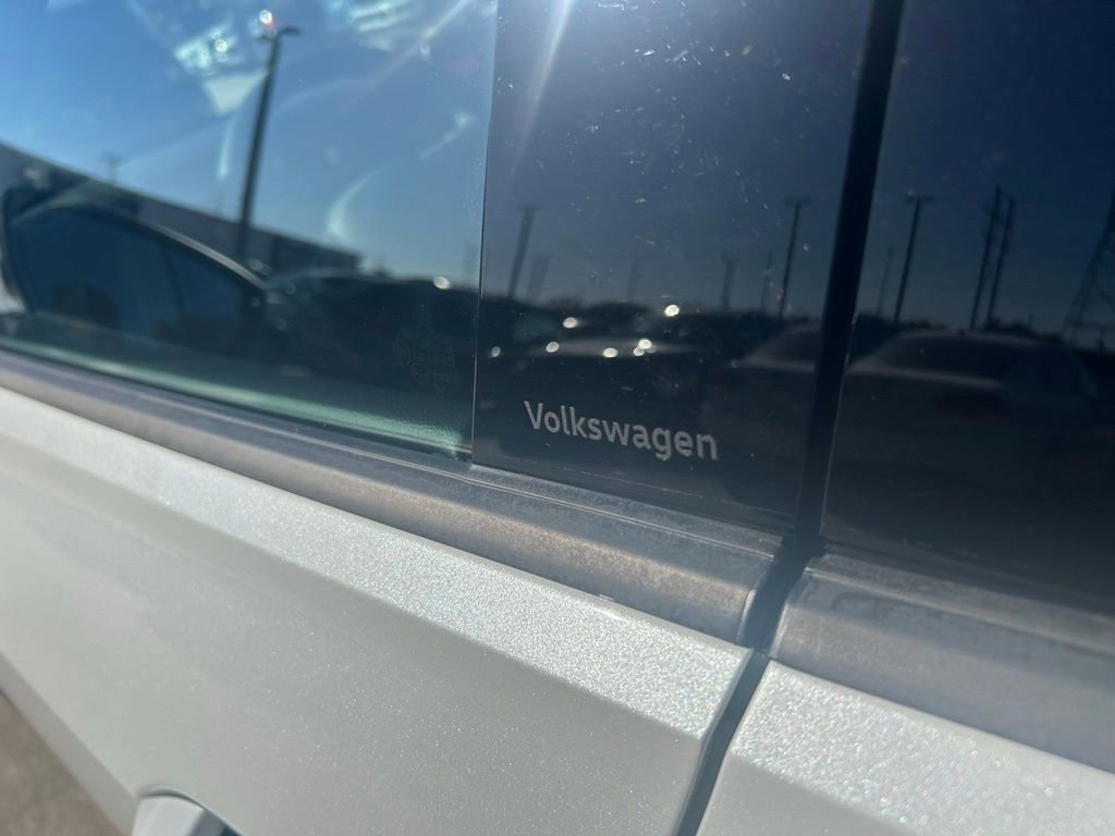 Certified 2025 Volkswagen Tiguan SE R-Line image 28