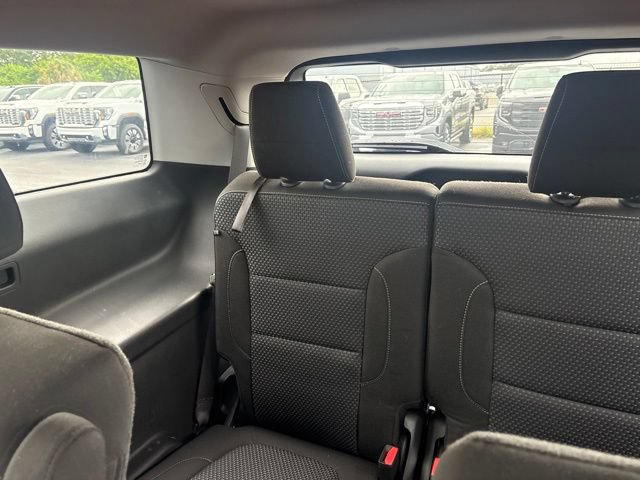 Used 2023 GMC Acadia SLE w/ Driver Convenience Package FWD image 10