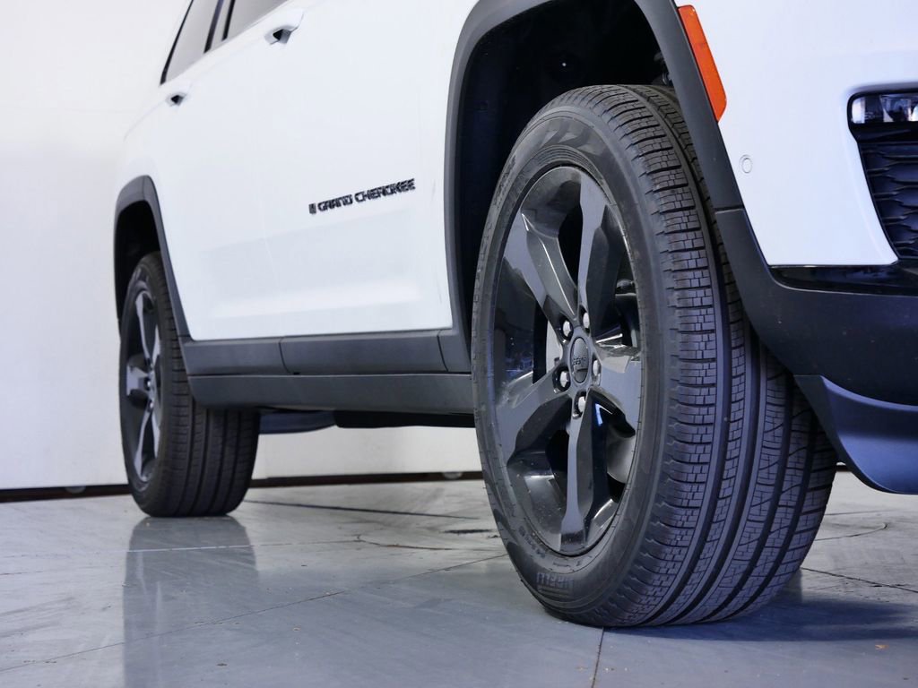 Certified 2025 Jeep Grand Cherokee L Limited w/ Luxury Tech Group II image 8