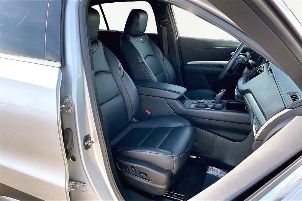 Used 2022 Cadillac XT4 Premium Luxury w/ Enhanced Visibility Package image 7