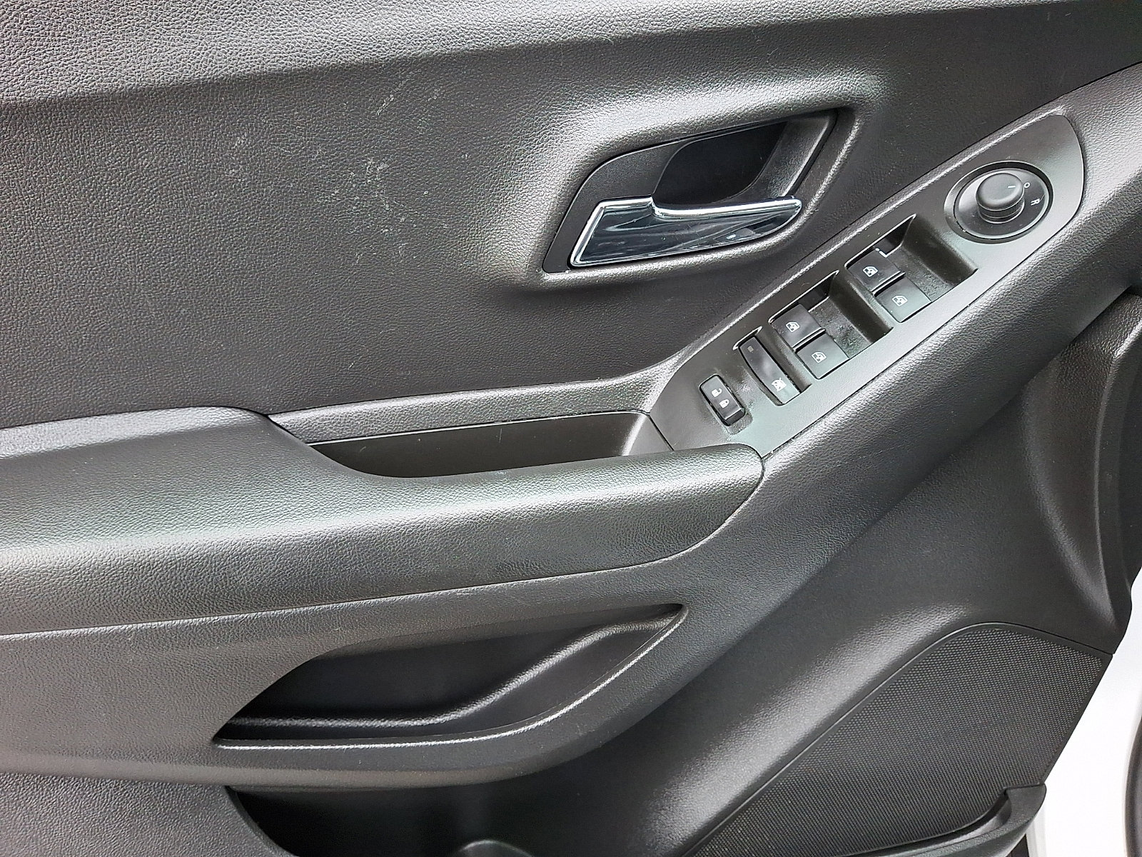 Used 2021 Chevrolet Trax LT w/ Redline Edition image 12